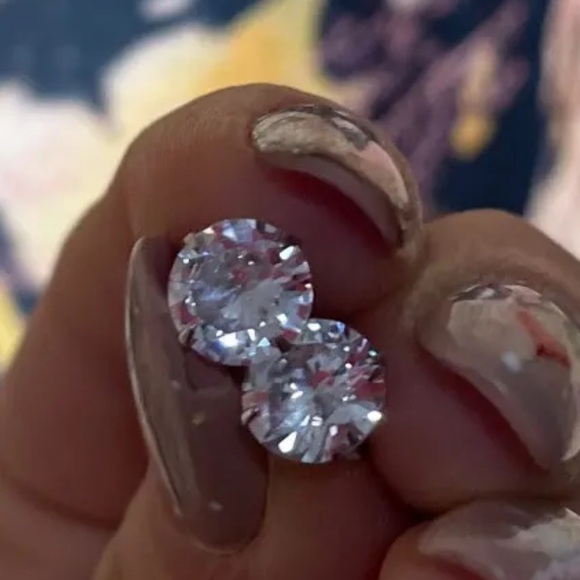 NEW Simple 925 Sterling Silver Diamond Stud Earrings - Picture 2 of 6